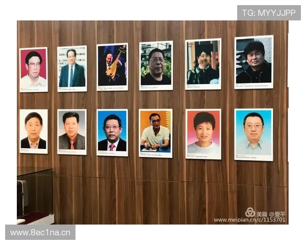 《体育新闻评论：深度解析本赛季热点赛事与球员表现》 - 副本